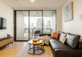 Spectacular views, king bd plus single bed & parking